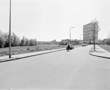 882423 Gezicht op een open terrein aan Van Lieflandlaan te Utrecht, met rechts een studentenflat en in het midden de ...